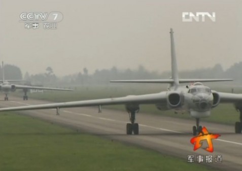 Ngày 6/6 một số trang mạng Trung Quốc đăng tải lại clip phóng sự của đài truyền hình Trung Quốc CCTV4 phát ngày 31/5 về hoạt động hạm đội Nam Hải diễn tập oanh kích đường không cảng khẩu đối phương.